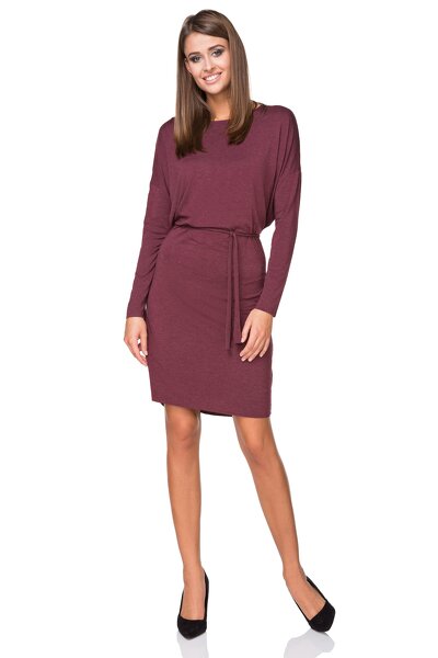 Bordowa sukienka wiązana w pasie