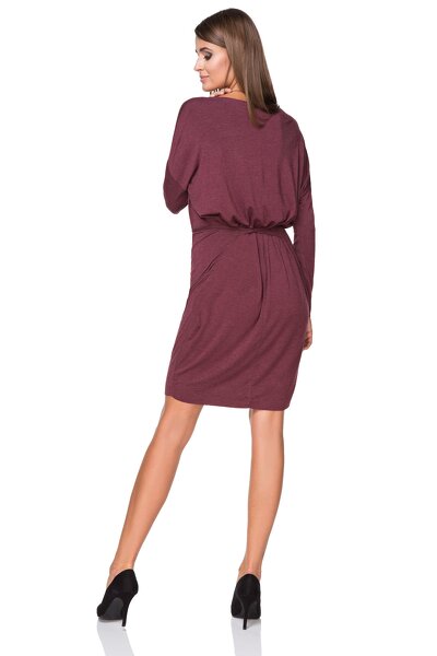 Bordowa sukienka wiązana w pasie