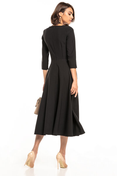 Luźna czarna sukienka maxi o długości 7/8