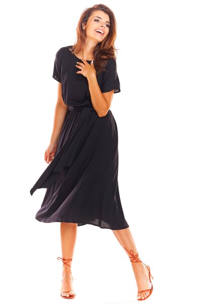 Luźna czarna sukienka o długości 7/8 wiązana w pasie