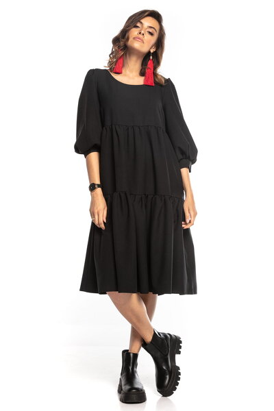 Luźna czarna sukienka o długości maxi