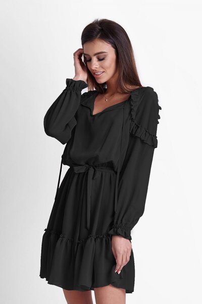 Luźna czarna sukienka w stylu boho z ozdobnymi falbankami