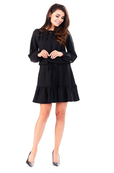 Luźna czarna sukienka wiązana w pasie i falbanką na dole