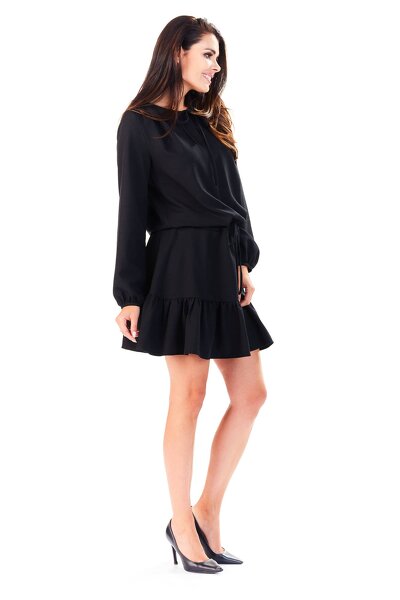 Luźna czarna sukienka wiązana w pasie i falbanką na dole