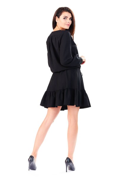 Luźna czarna sukienka wiązana w pasie i falbanką na dole