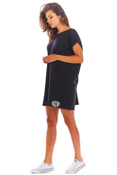 Luźna czarna sukienka z dekoltem do szpica na plecach