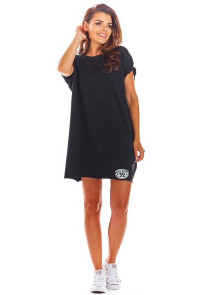 Luźna czarna sukienka z dekoltem do szpica na plecach