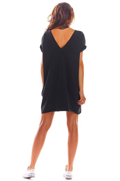 Luźna czarna sukienka z dekoltem do szpica na plecach