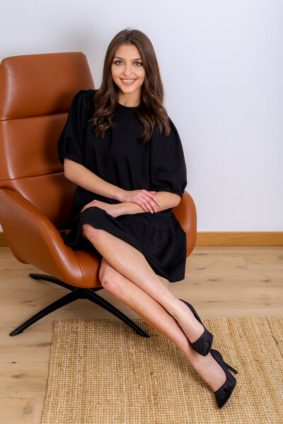 Luźna czarna sukienka z falbanką i wiązaniem na karku