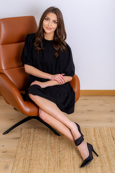 Luźna czarna sukienka z falbanką i wiązaniem na karku