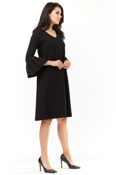 Luźna czarna sukienka z ozdobnym rękawem