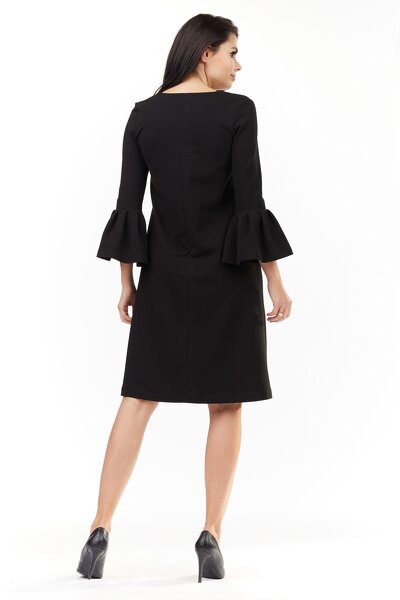 Luźna czarna sukienka z ozdobnym rękawem