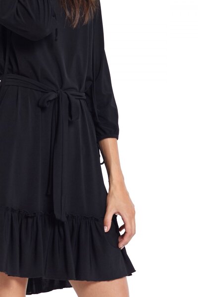 Luźna czarna sukienka z ozdobną falbanką i wiązaniem