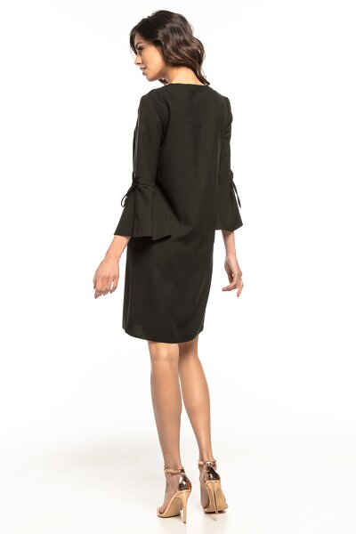 Czarna sukienka z ozdobnymi rękawami