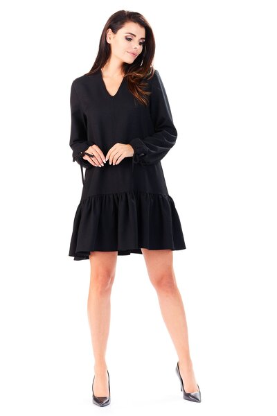 Luźna czarna sukienka z ozdobnym wiązaniem na rękawie