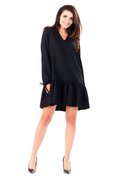 Luźna czarna sukienka z ozdobnym wiązaniem na rękawie