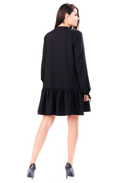 Luźna czarna sukienka z ozdobnym wiązaniem na rękawie