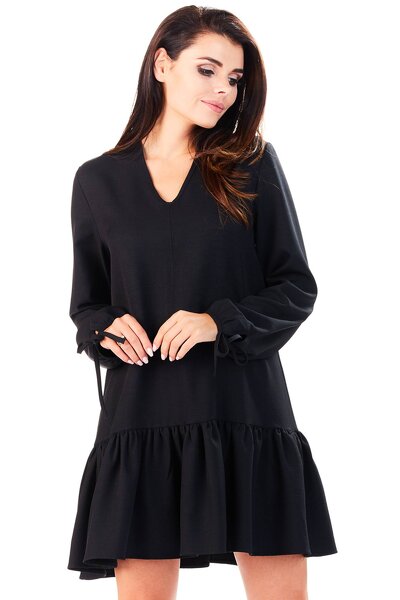 Luźna czarna sukienka z ozdobnym wiązaniem na rękawie