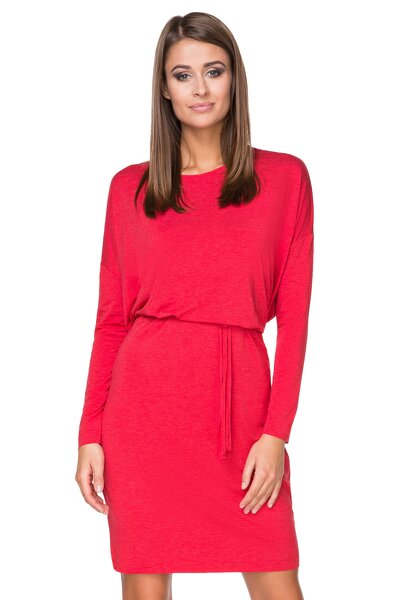 Czerwona sukienka wiązana w pasie