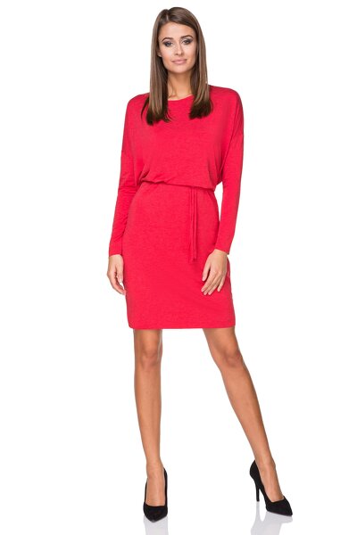 Czerwona sukienka wiązana w pasie