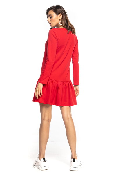 Luźna czerwona sukienka z falbanką i dekoltem do szpica