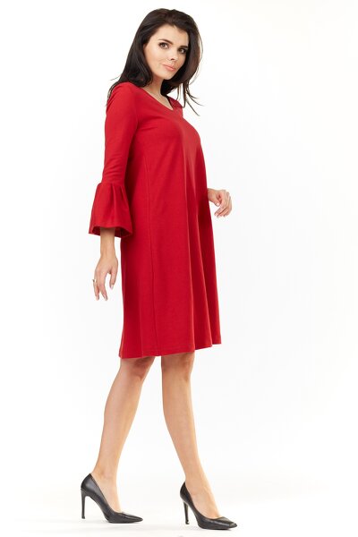 Luźna czerwona sukienka z ozdobnym rękawem