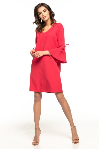 Czerwona sukienka z ozdobnymi rękawami