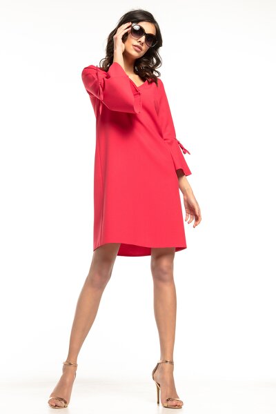 Czerwona sukienka z ozdobnymi rękawami