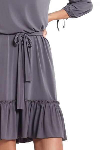 Luźna grafitowa sukienka z ozdobną falbanką i wiązaniem