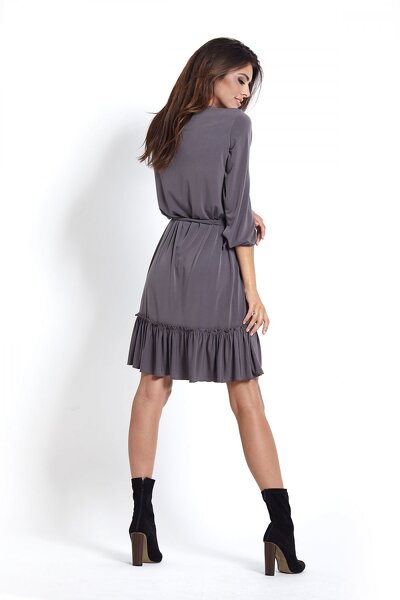 Luźna grafitowa sukienka z ozdobną falbanką i wiązaniem