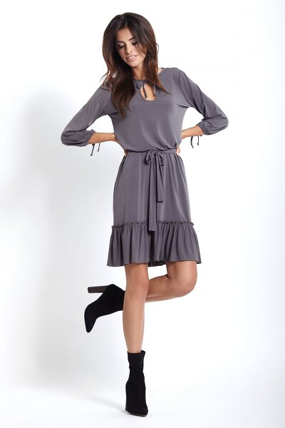 Luźna grafitowa sukienka z ozdobną falbanką i wiązaniem