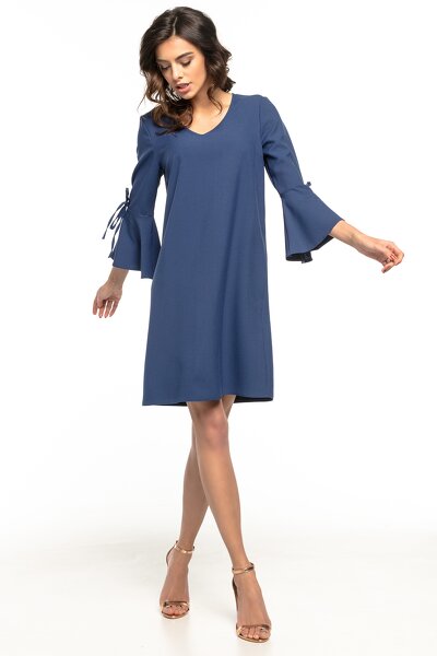 Granatowa sukienka z ozdobnymi rękawami
