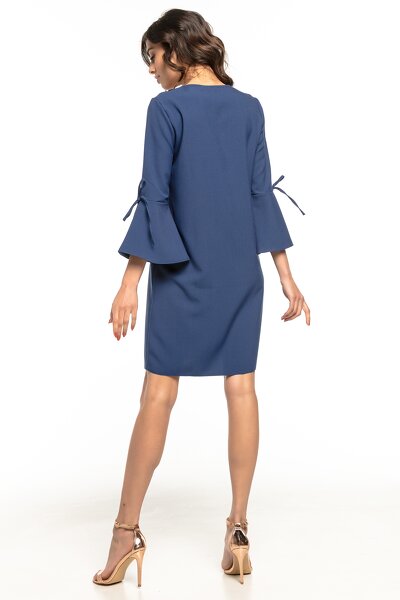 Granatowa sukienka z ozdobnymi rękawami