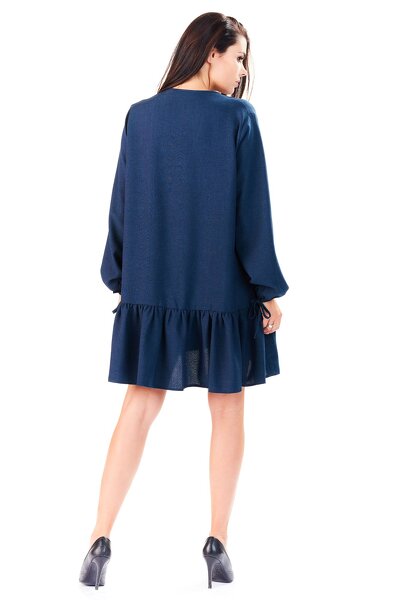 Luźna granatowa sukienka z ozdobnym wiązaniem na rękawie