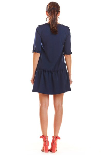 Luźna granatowa sukienka z ozdobnymi rękawami i falbaną