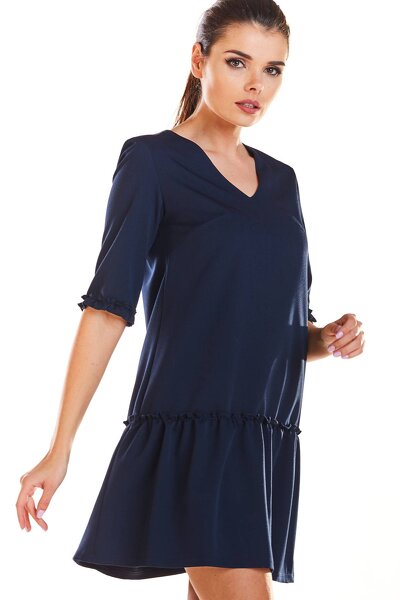 Luźna granatowa sukienka z ozdobnymi rękawami i falbaną