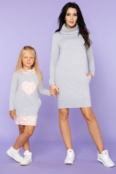 Jasnoszara sukienka z golfem i ściągaczem na dole