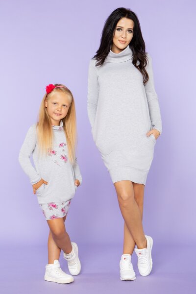 Jasnoszara sukienka z golfem i ściągaczem na dole