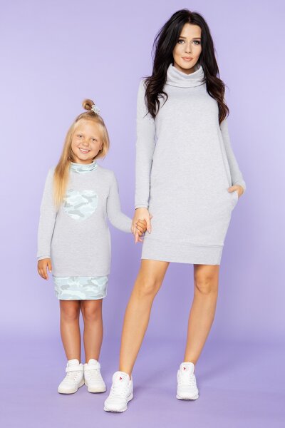 Jasnoszara sukienka z golfem i ściągaczem na dole