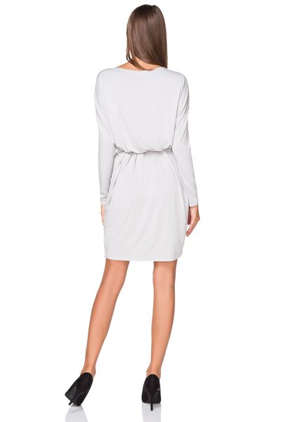 Jasno szara sukienka wiązana w pasie