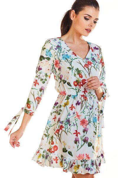 Luźna kwiecista sukienka z dekoltem do szpica