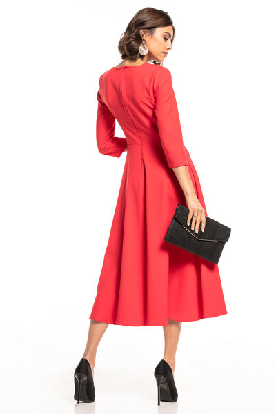 Luźna malinowa sukienka maxi o długości 7/8