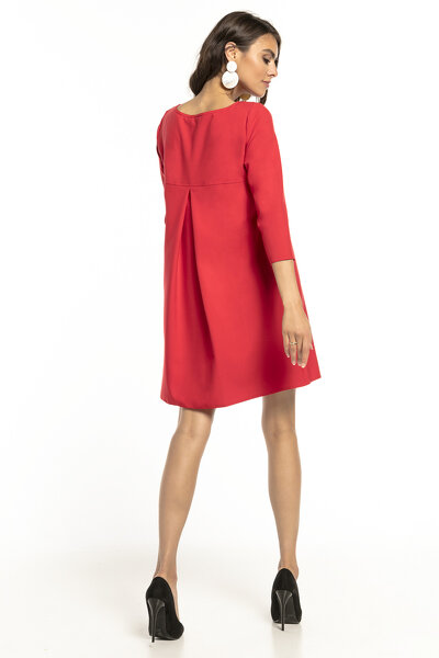 Malinowa sukienka z kontrafałdą z tyłu