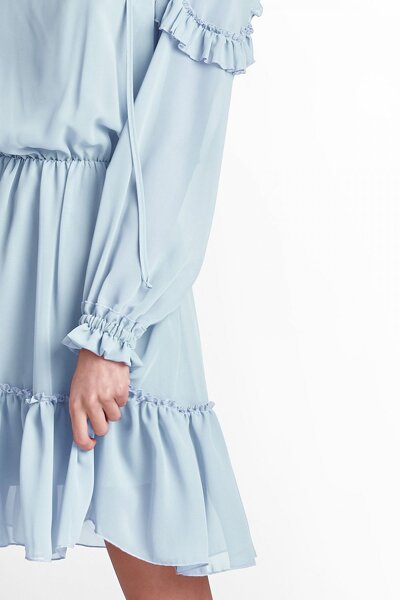 Luźna niebieska sukienka w stylu boho z ozdobnymi falbankami