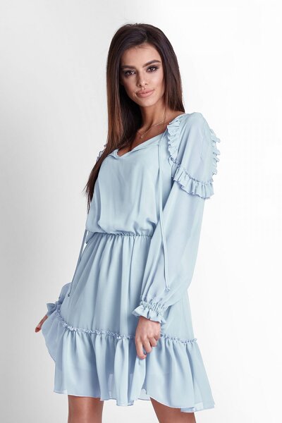 Luźna niebieska sukienka w stylu boho z ozdobnymi falbankami