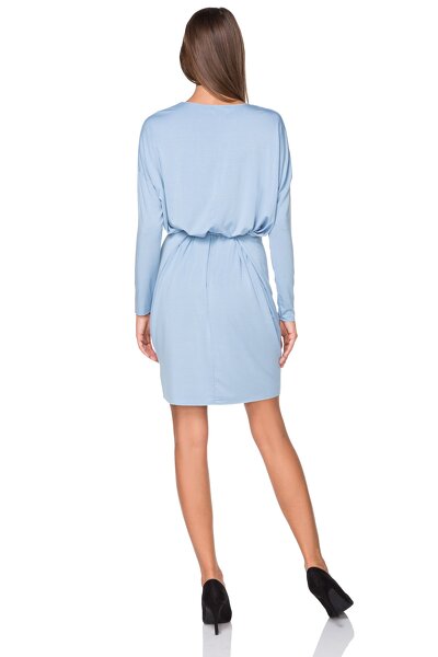 Błękitna sukienka wiązana w pasie