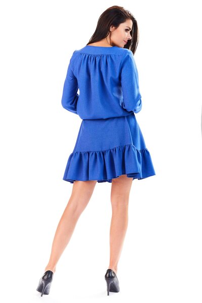 Luźna niebieska sukienka wiązana w pasie i falbanką na dole