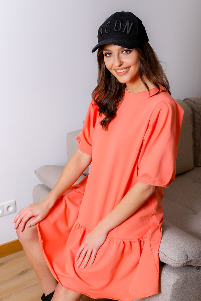 Luźna pomarańczowa sukienka z falbanką i wiązaniem na karku