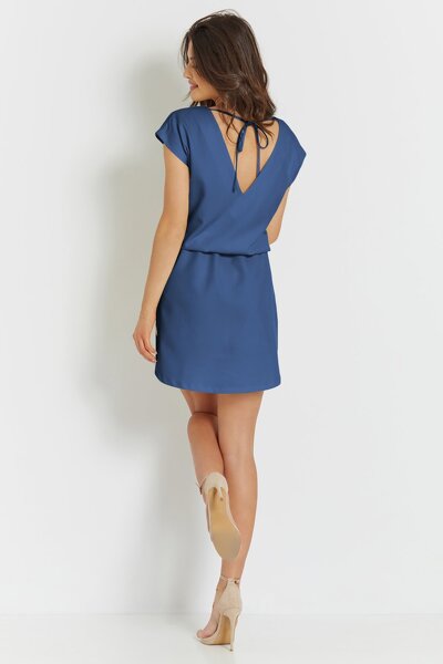 Luźna prosta sukienka w niebieskim kolorze o długości mini