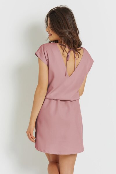 Luźna prosta sukienka w różowym kolorze o długości mini